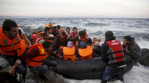Refugiados sirios llegan a Lesbos.