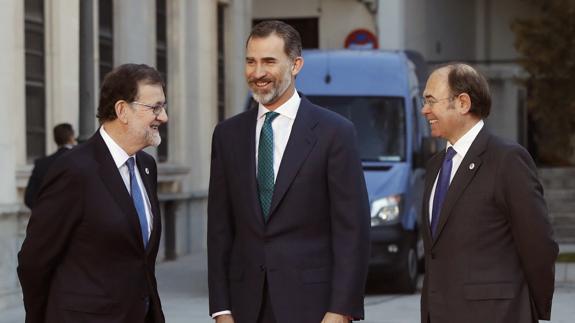 Felipe VI conversa con el presidente del Gobierno, Mariano Rajoy (i), y el presidente de la Cámara Alta, Pío García Escudero (d), a su llegada al Senado. 