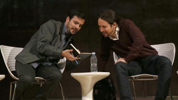 Alberto Garzón (i) y Pablo Iglesias, durante un acto.