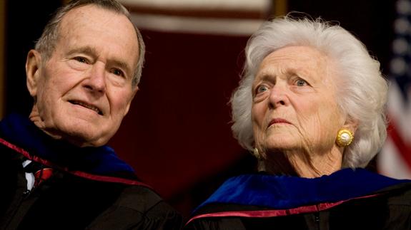 George H. W. Bush, junto a su esposa.