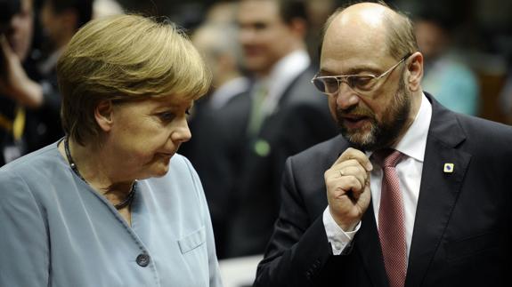 Martin Schulz junto a Angela Merkel.