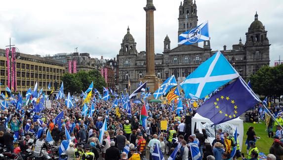Manifestantes a favor de la independencia de Escocia. 