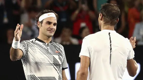 Federer y Nadal se saludan. 