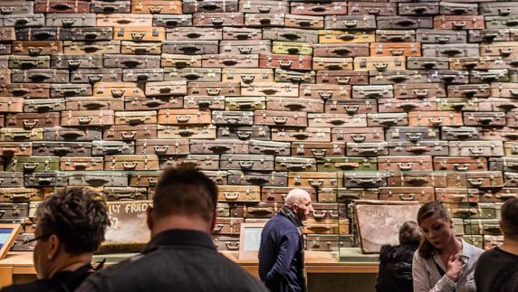 Apilación de maletas en una exposición del museo. 