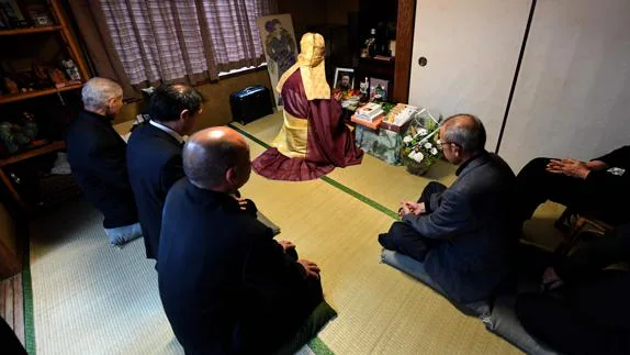 Varios monjes celebran una ceremonia a domicilio. 
