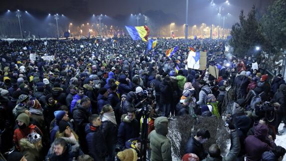 Miles de rumanos protestan la decisión de su Gobierno.
