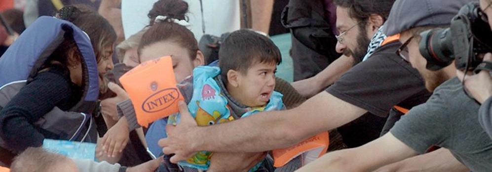 Un niño, aterrorizado, a su llegada a tierra.