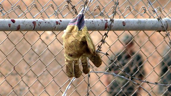 Imagen de un guante en la valla de Melilla. 