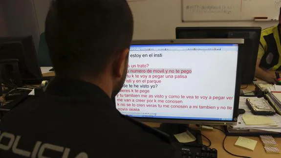 Un policía registra un ordenador en una redada contra la pornografía infantil.