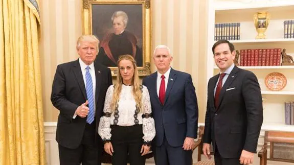 Lilian Tintori posa junto a Donald Trump, Mike Pence y Marco Rubio.
