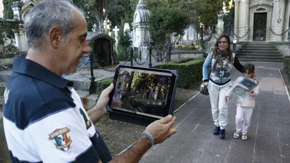 Un anciano hace una foto con una tableta.