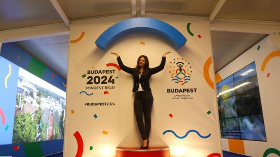 Una turista posa en el logo de la candidatura olímpica de Budapest. 