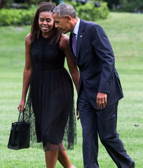 El matromonio Obama pasea por el jardín de la Casa Blanca. 
