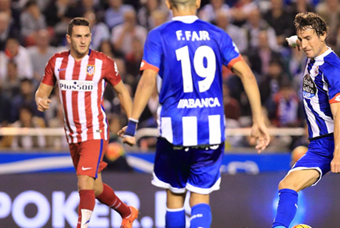 Fernando Torres, caído en el césped de Riazor