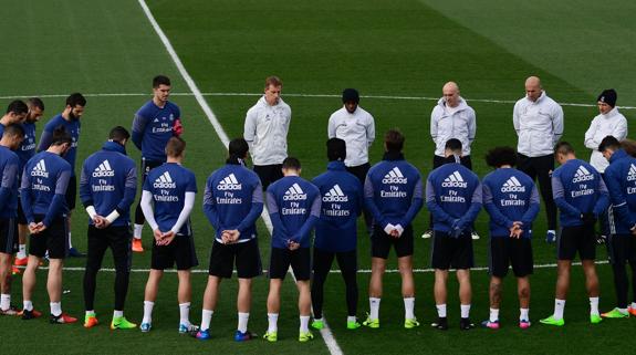 La plantilla del Real Madrid guarda un minuto de silencio en memoria de Kopa. 