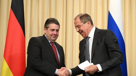 Sigmar Gabriel (i), ministro de Exteriores de Alemania, junto a su homólogo ruso, Serguéi Lavrov.
