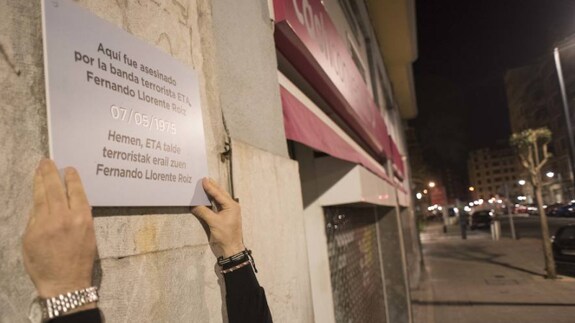 Placa en recuerdo de Fernando Llorente Ruíz, policía asesinado por ETA en Bilbao en 1975.