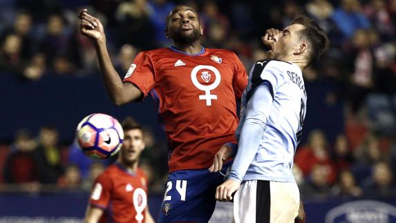 Raoul Loé (i) y Enrich luchan por el balón. 