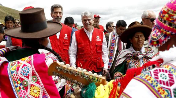 El ministro de Exteriores, Alfonso Dastis (c), tras la inauguración de uno de los Reservorios del Pueblo de Picotayoc, en Perú.