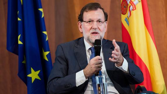 Rajoy habla durante una conferencia. 