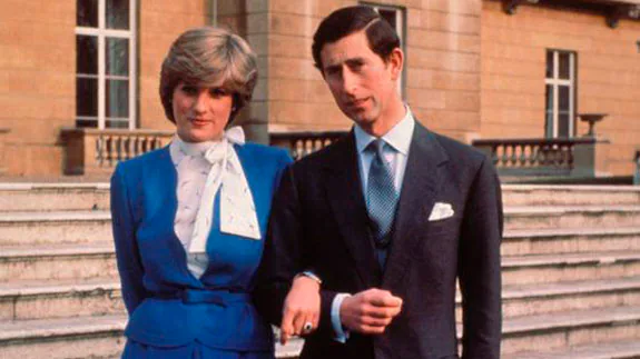 Carlos de Inglaterra y Diana de Gales, en su petición de mano. 