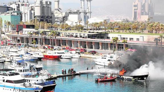 Labores de extinción del incendio en el Port Fórum de Sant Adriá.