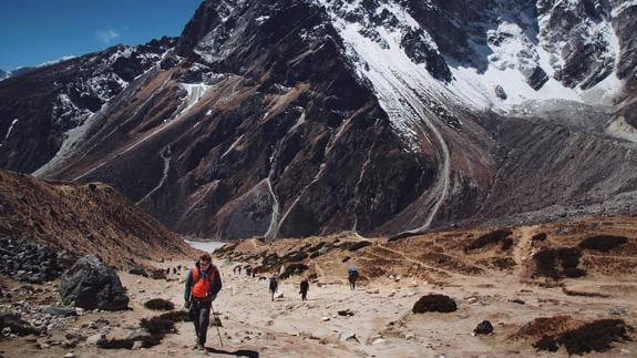 El DJ Paul Oakenfold llegando al campo base del Everest. 