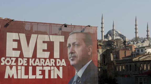 Cartel con el rostro de Erdogan en Estambul.