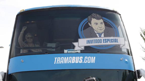 El 'tramabús', con la imagen de Ignacio González.