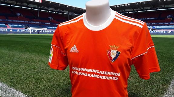 La camiseta naranja de Osasuna. 