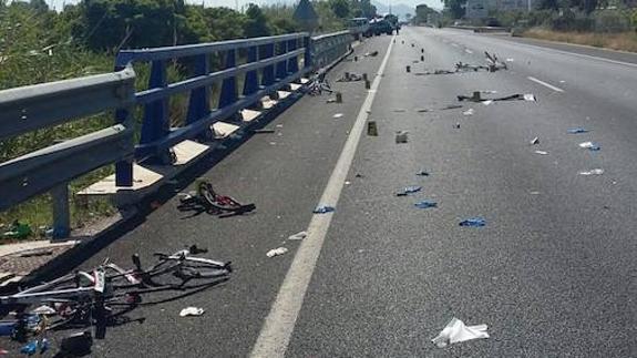 Restos de las bicicletas arrolladas donde se ha producido en accidente en la N-332. 