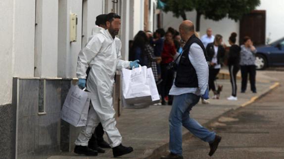 Registro en el domicilio del supuesto autor del asesinato en Sevilla.