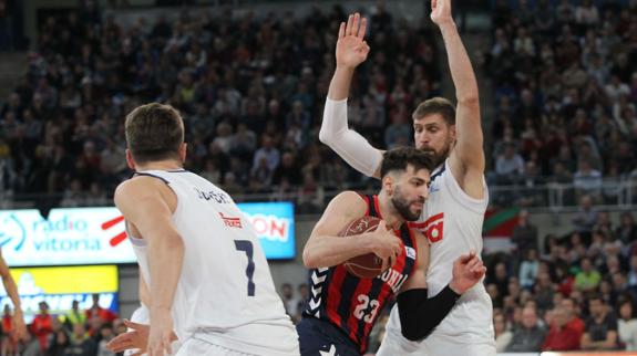 Encuentro entre Real Madrid y Baskonia. 