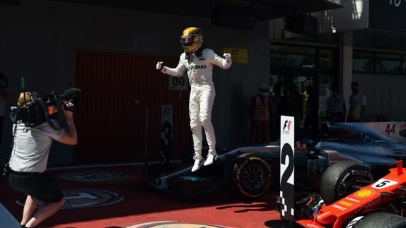 El británico Lewis Hamilton celebra la victoria en Montmeló. 