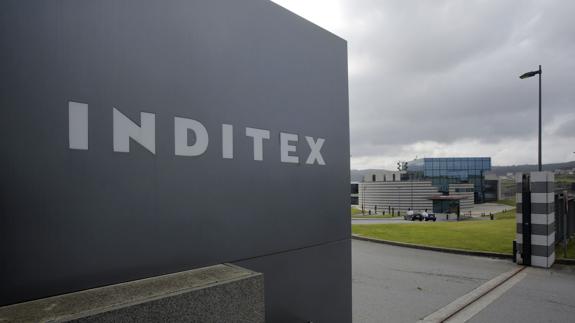 Vista de la entrada a la sede central del grupo Inditex, en Arteixo, Galicia.