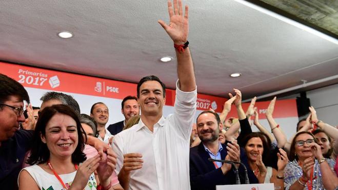 Sánchez saluda tras ganar las primarias del PSOE. 