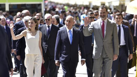 Los Reyes Felipe VI y Letizia pasean por la Feria del Libro con el presidente portugués Marcelo Rebelo de Sousa. 