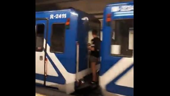 Captura de imagen en la que se aprecia a dos adolescentes en uno de los acoples de los convoyes del Metro de Madrid en la Línea 1, tres paradas antes del suceso).