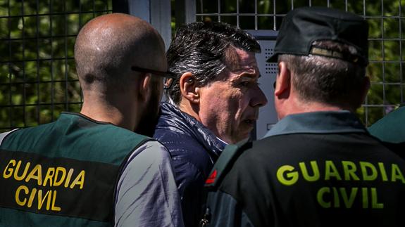 El expresidente de la Comunidad de Madrid Ignacio González es trasladado por agentes de la Guardia Civil.