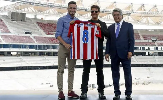 El presidente del Atlético, Enrique Cerezo (d), junto al actor Tom Cruise y el futbolista Saúl Ñíguez en el Wanda Metropolitano 