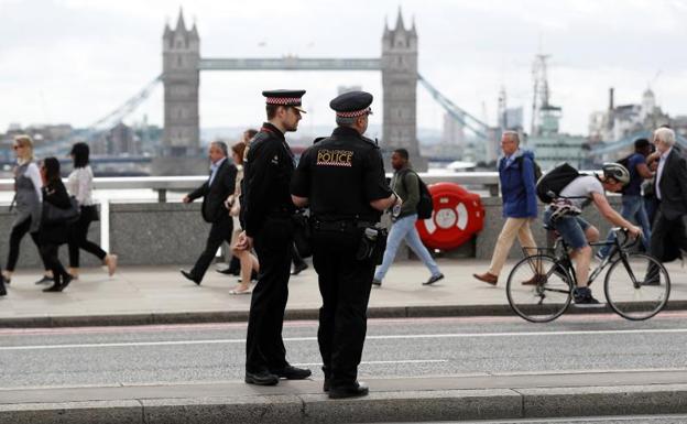 La Policía vigila el Puente de Londres.
