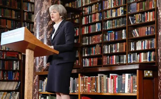 Theresa May durante la rueda de prensa en Downing Street.