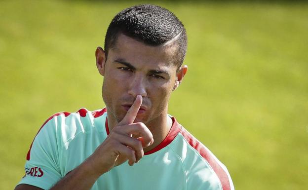 Cristiano manda callar en el entrenamiento de Portugal. 