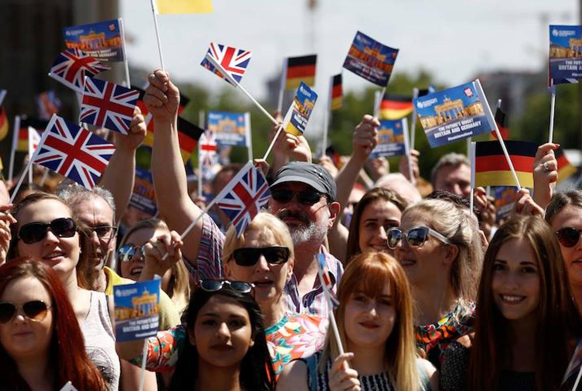 Estudiantes británicos con la 'Union jack' y la bandera alemana.