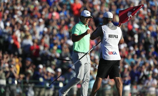 Koepka celebra un golpe. 