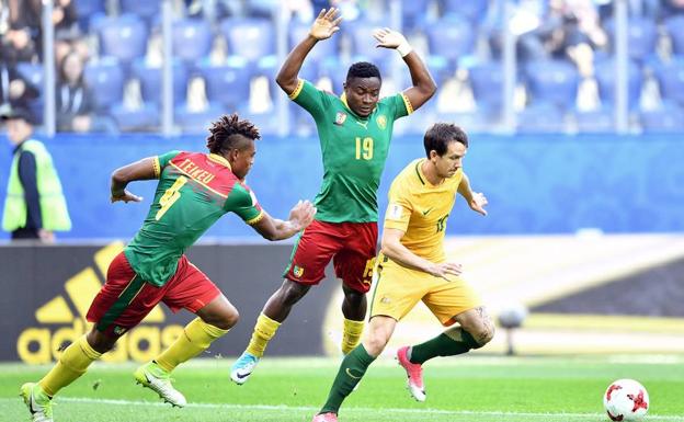 El australiano Kruse trata de zafarse de sus marcadores. 