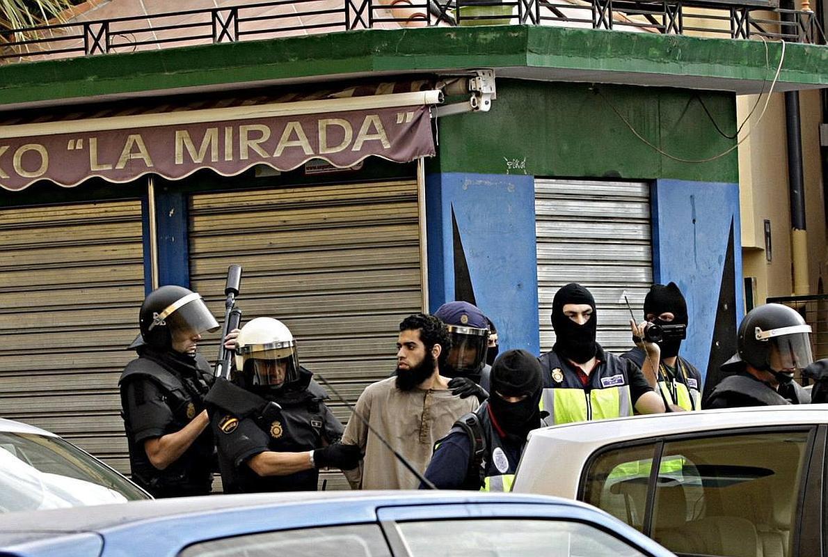 Agentes de la Policía junto al español detenido en Melilla.