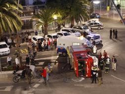 El accidente del camión de Bomberos, que se produjo tras cruzarse con un coche cuando acudían a apagar el incendio de un contenedor, revolucionó el centro de Motril. J. MARTÍN