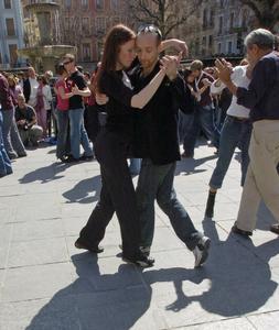 Una pareja se deja llevar por le tango. EFE