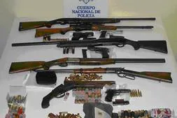 ARSENAL. Algunas de las armas de gran calibre, recortadas, pistolas y munición encontradas tras el tiroteo. /CUERPO NACIONAL DE POLICÍA